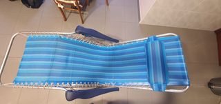 Hamaca de playa azul y plateada.