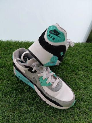 Zapatillas Nike Air Max grises y blancas