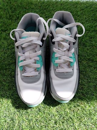 Zapatillas Nike Air Max grises y blancas