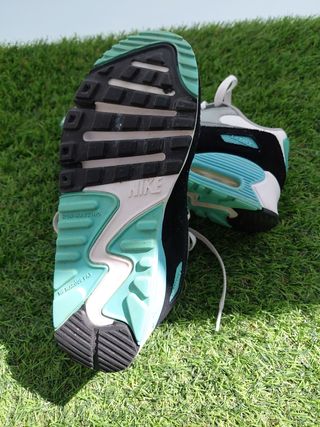 Zapatillas Nike Air Max grises y blancas