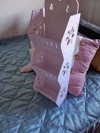 Estantería de pared blanca