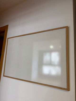 Pizarra blanca con marco de madera