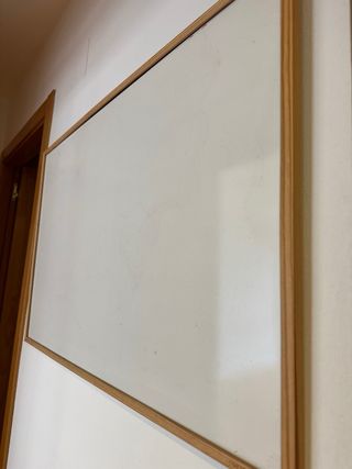Pizarra blanca con marco de madera