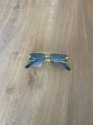 Gafas de sol azules y doradas