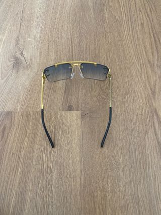 Gafas de sol azules y doradas