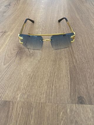 Gafas de sol azules y doradas