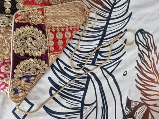 Bolso fiesta hecho a mano con detalles dorados.