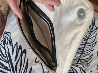 Bolso fiesta hecho a mano con detalles dorados.