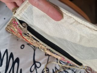 Bolso fiesta hecho a mano con detalles dorados.