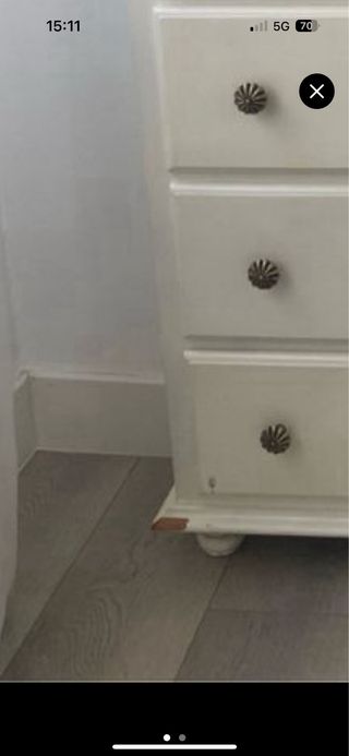 Cómoda de madera blanca con tiradores dorados