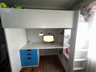 Cama alta IKEA STUVA / SMASTAD con escritorio