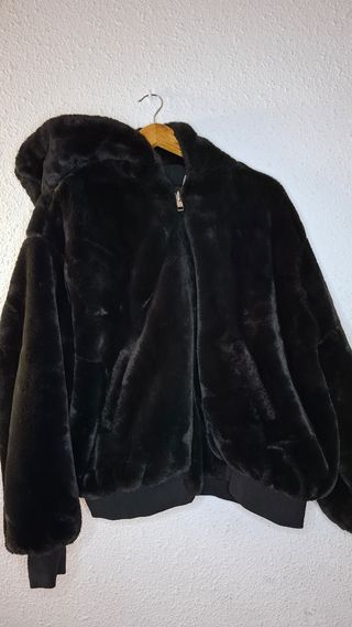 Chaqueta negra de pelo con capucha