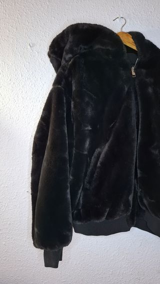 Chaqueta negra de pelo con capucha