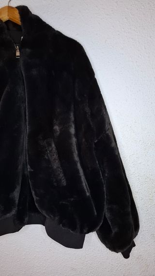 Chaqueta negra de pelo con capucha