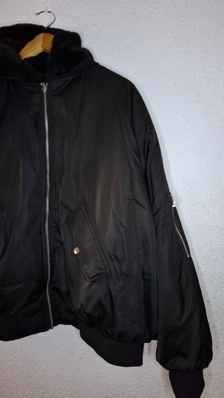 Chaqueta negra de pelo con capucha