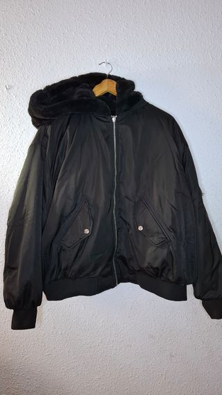 Chaqueta negra de pelo con capucha