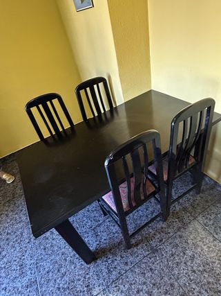 Mesa de comedor de madera negra