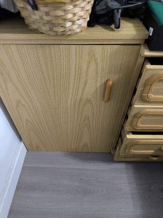 Máquina de coser con mueble y pedal