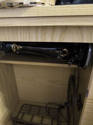 Máquina de coser con mueble y pedal