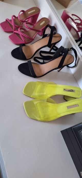 Tacones negros, rosas y amarillos