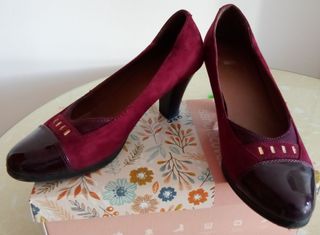 Zapatos de tacón burdeos y charol