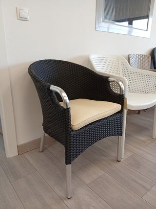 Sedia da esterno in rattan sintetico nero