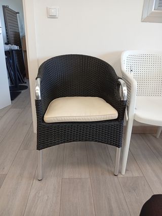Sedia da esterno in rattan sintetico nero