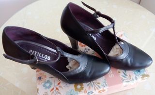 Zapatos de salón Pitillos negros con hebilla. 