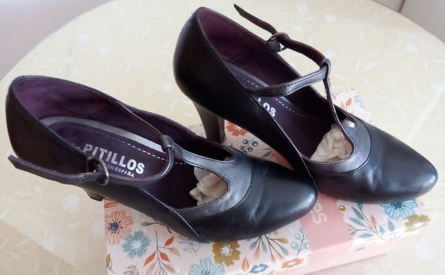 Zapatos de salón Pitillos negros con hebilla.