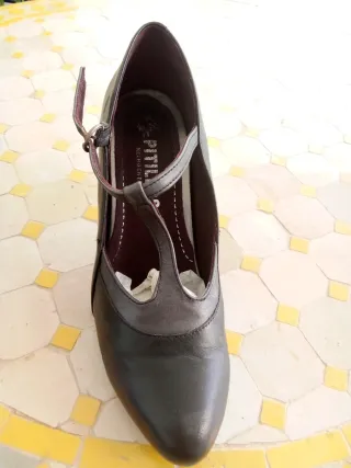 Zapatos de salón Pitillos negros con hebilla.