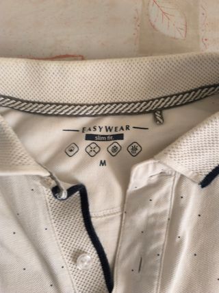 Camiseta blanca con puntos