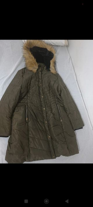 Abrigo verde oliva con capucha y pelo