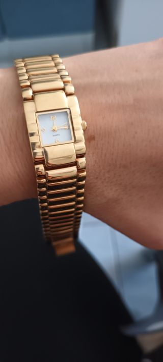 Reloj de pulsera dorado para mujer