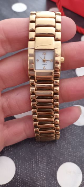 Reloj de pulsera dorado para mujer