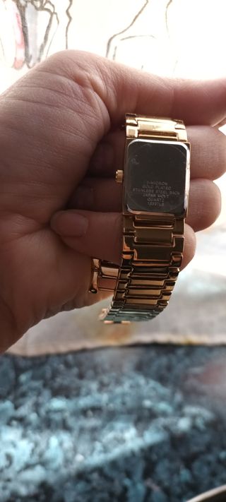 Reloj de pulsera dorado para mujer