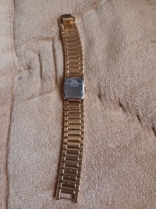 Reloj de pulsera dorado para mujer