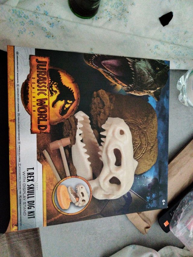 Jurassic World Dominion T-Rex Skull Dig Kit