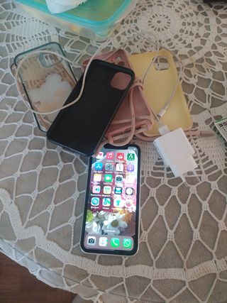 iPhone 11 con fundas y cargador