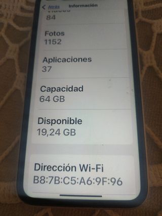 iPhone 11 con fundas y cargador