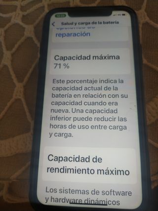 iPhone 11 con fundas y cargador