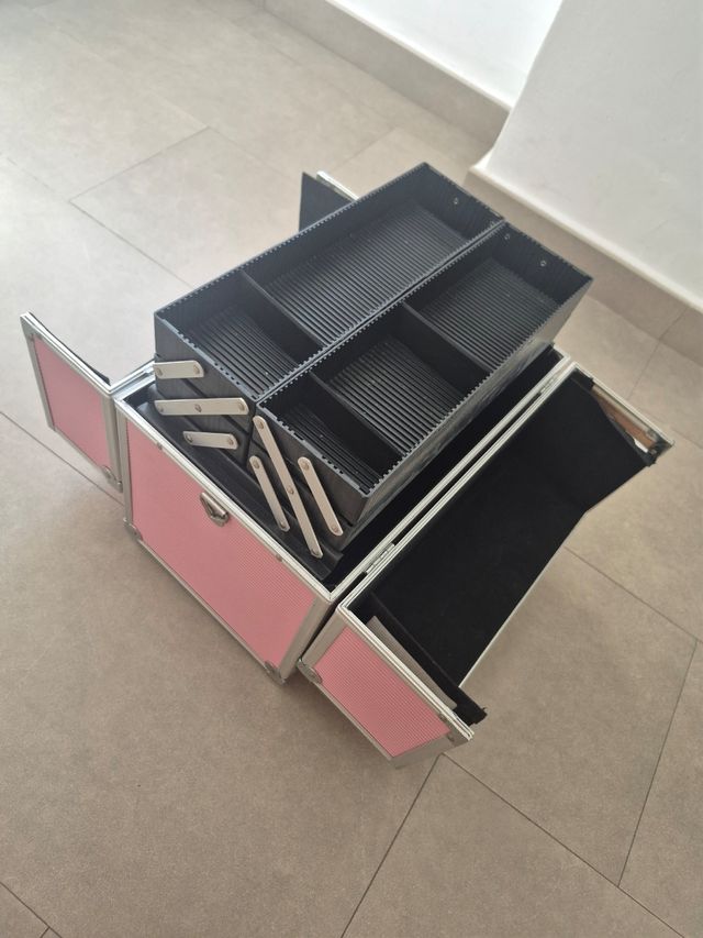 Maletín de belleza rosa y plateado