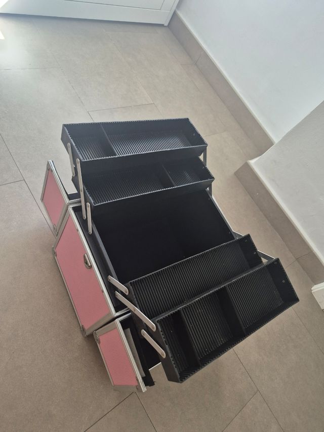 Maletín de belleza rosa y plateado