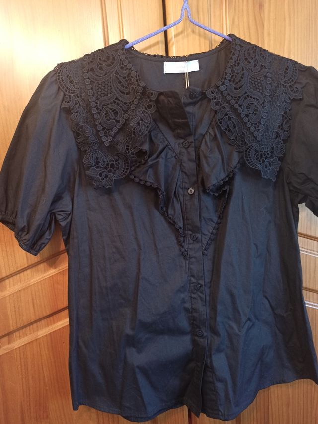 Camisa doble cuello puntilla, manga corta engomada