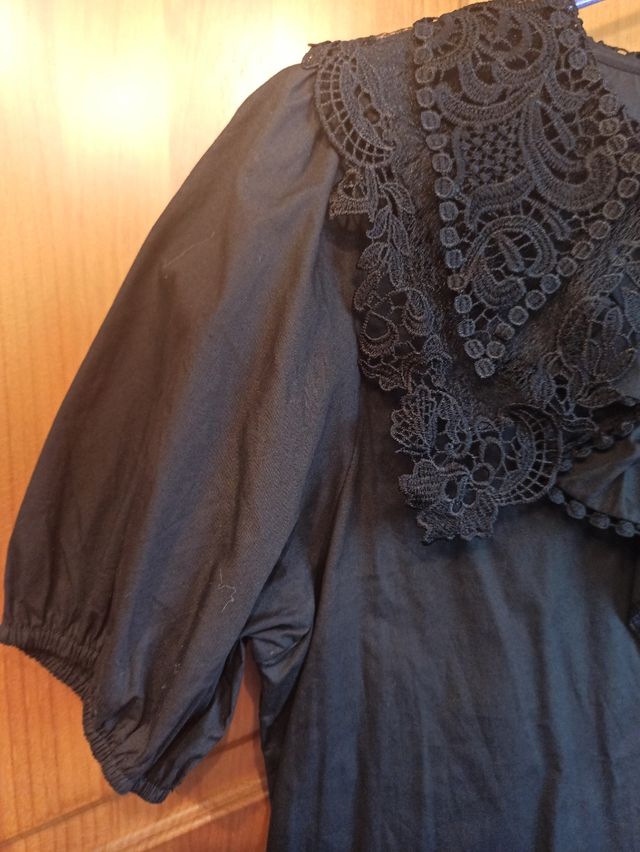 Camisa doble cuello puntilla, manga corta engomada