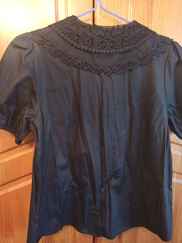 Camisa doble cuello puntilla, manga corta engomada