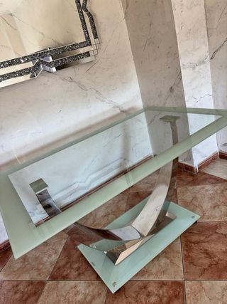 Mesa de cristal y metal