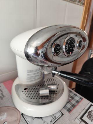Cafetera Illy Cromada Blanca