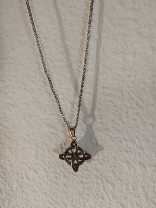 Collar Nudo de Bruja Cruz Solar Plata