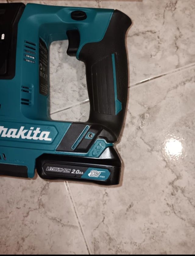 Mini taladro Makita con accesorios