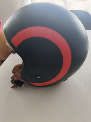 Casco de moto negro y rojo